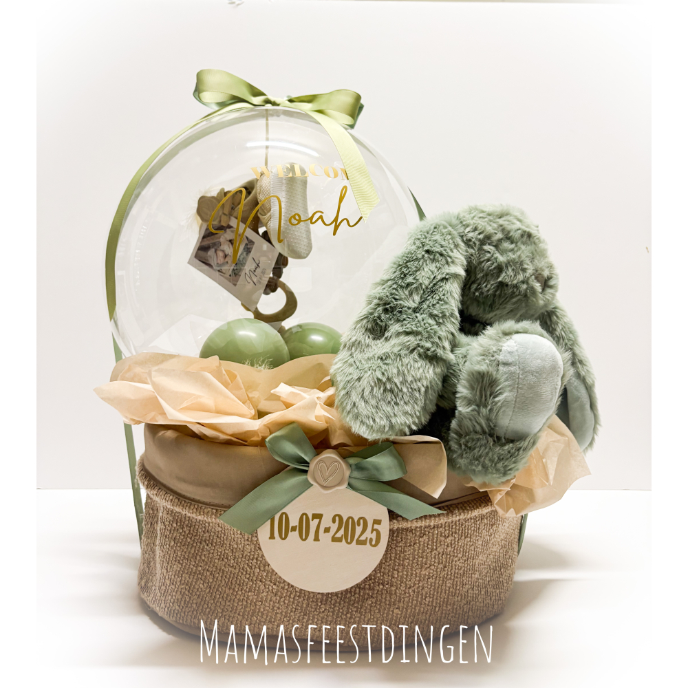 Baby mand met gevulde ballon en groot knuffel  konijn 