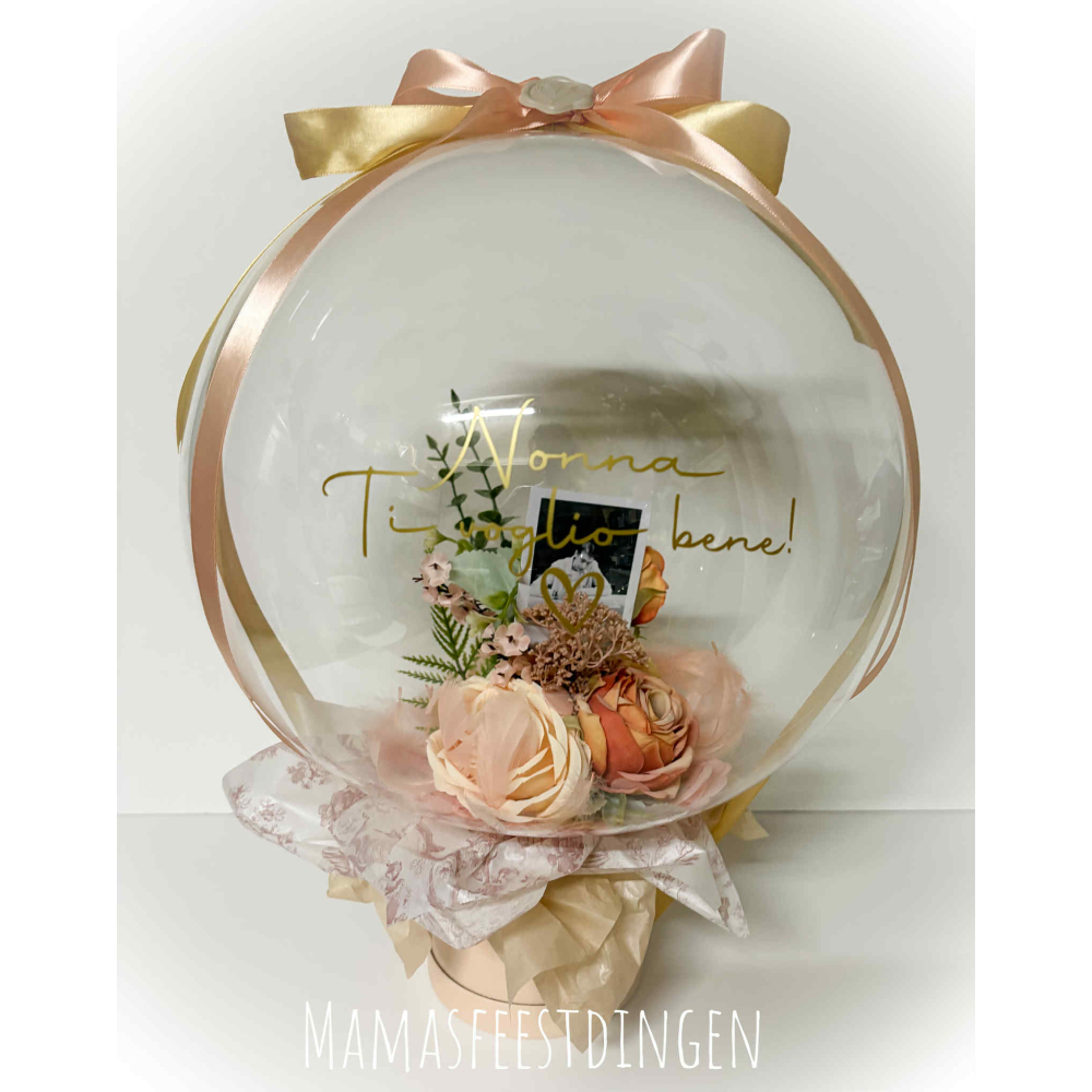 Ballon op hoedendoos met bloemen en polaroid 