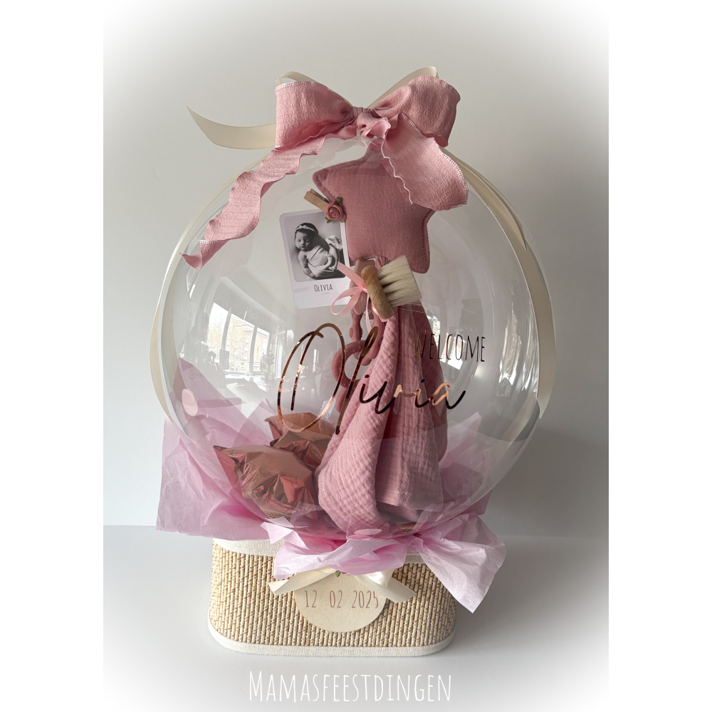 Baby girl ballon op rieten mand 