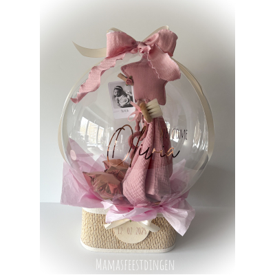 Baby girl ballon op rieten mand 