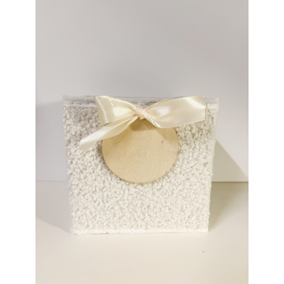Teddy mandje met houten label en strik  crème 