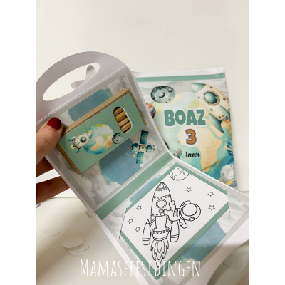 Kleur koffertje met chips of koek 